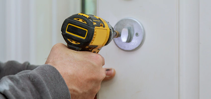 Street Locksmith For Smart Lock Repair in Country Club, FL